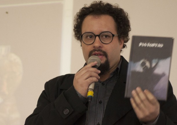 Do punk rock à literatura, Rodrigo traz seus livros como mistura de linguagens.