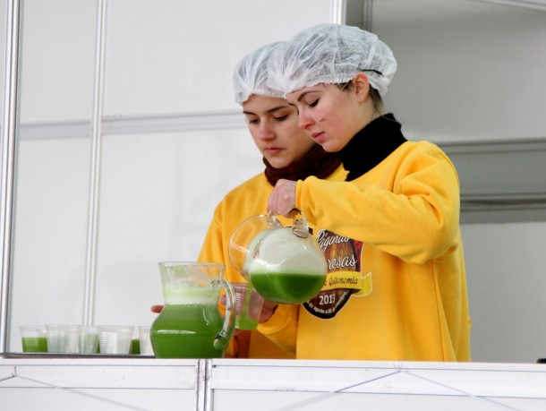 Acadêmicas do curso de nutrição ensinam os participantes a fazer suco de couve flor.